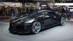 CNNE 622443 - bugatti presenta el vehiculo nuevo mas costoso del mundo