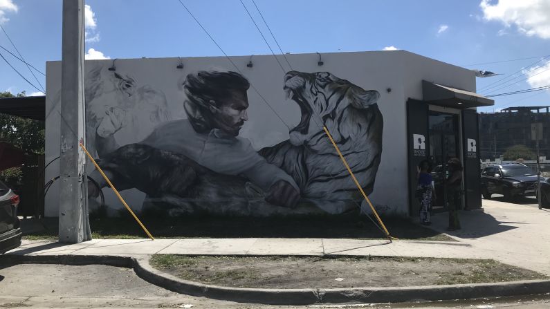 Todo tipo de expresiones artísticas se ven en las paredes de diversos edificios que abarcan desde la calle 23 hasta la 28 y donde los lugareños y turistas descubren todas las amenidades que ofrece la zona.