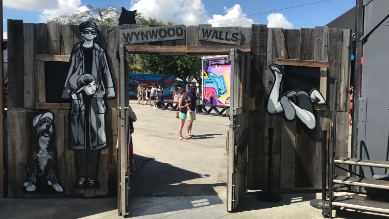 Ubicado en el número 2520 NW de la 2da avenida, se encuentra el ‘Wynwood Walls’, el centro del arte muralista callejero. Este sitio ha reunido a grafiteros que plasman sus ideas, sentimientos y mensajes para que todo el mundo los conozca.