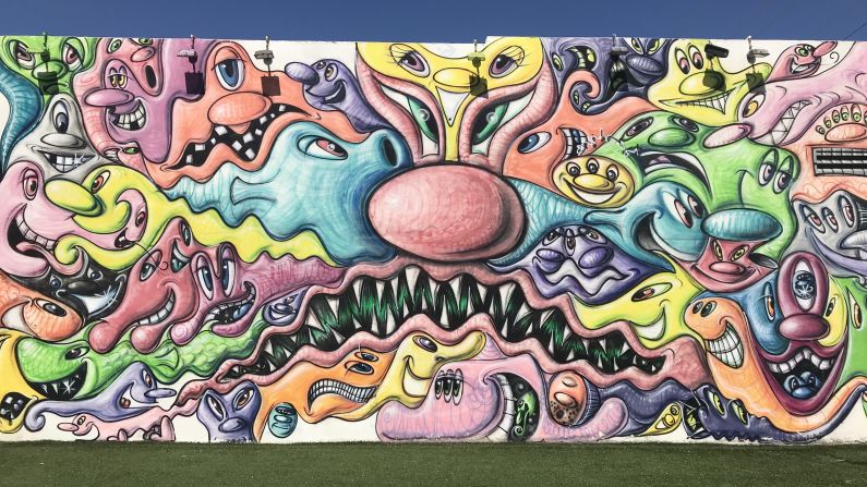 El neoyorquino Kenny Scharf plasmó sus populares personajes de dibujos animados en esta pared que, junto con la espontaneidad y diversión, hacen que este mural sea uno de los más fotografiados.