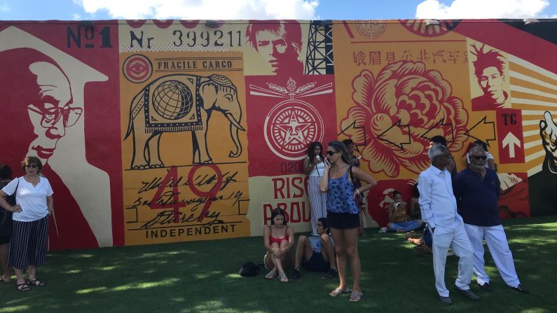 El reconocido artista Shepard Fairey, de Los Ángeles, California y quien tuvo a su cargo los carteles de la campaña ‘HOPE’ (‘Esperanza’) de Barack Obama, creó un mural con diversas imágenes que incluyen referencias a los derechos humanos con la figura en el extremo izquierdo del político de oposición birmano Aung San Suu Kyi. Las imágenes también tratan sobre el cambio climático y la cuestión de la guerra.