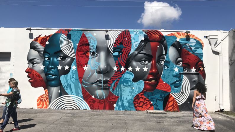 Todo tipo de formas y colores se ven en las diversas paredes del ‘Wynwood Walls’. Sitio que ha servido para que la reconocida feria ‘Art Basel’ tenga su sede en este lugar y pueda ser admirado por artistas que inician su carrera, al igual que por profesionales que vienen a conocer las técnicas de otros creadores.