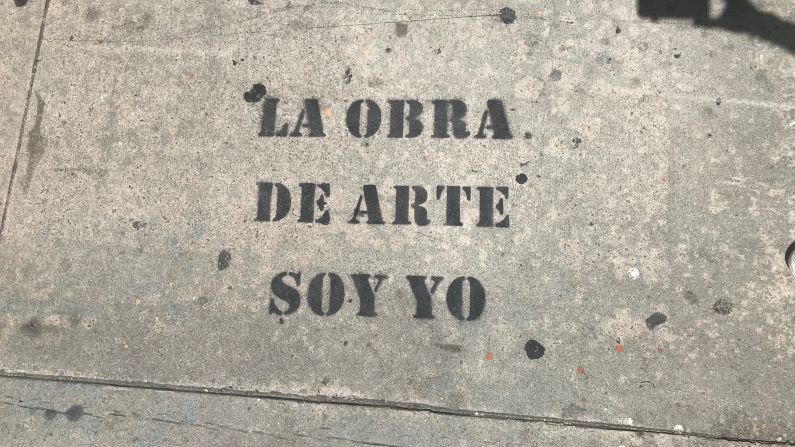 Mensajes tan simples y sencillos como “La obra de arte soy yo” hacen que los turistas se detengan a fotografiarlos.