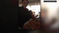 CNNE 622815 - piloto compra pizzas para pasajeros