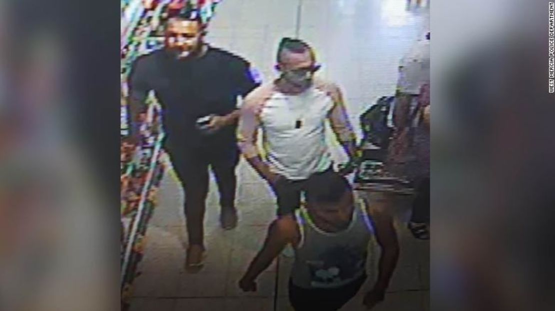 La Policía publicó una foto de tres hombres con quienes quieren hablar luego de que un niño de tres años resultó gravemente herido en un supuesto ataque con ácido en una tienda de Worcester, el 21 de julio.