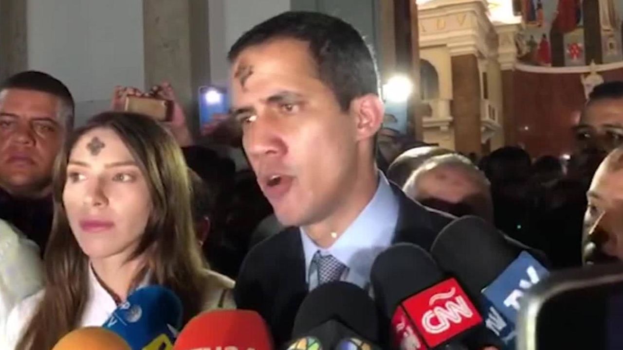 CNNE 622986 - aplauden a juan guaido el miercoles de ceniza en caracas