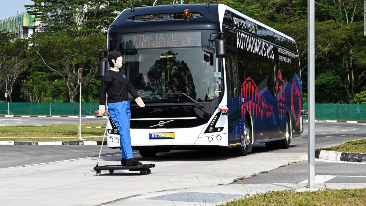 CNNE 623257 - asi es el primer autobus de conduccion autonoma