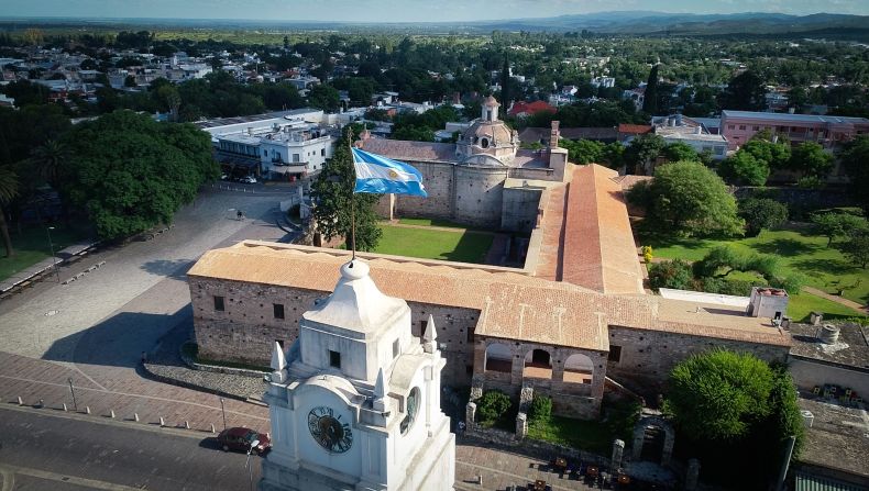 Vista aérea del Museo Nacional Estancia Jesuítica de Alta Gracia y Casa del Virrey Liniers. En el año 2000, fue declarado Patrimonio de la Humanidad por la UNESCO