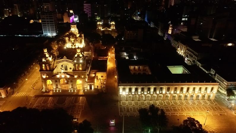 Vista nocturna del cabildo y la catedral de la ciudad de Córdoba