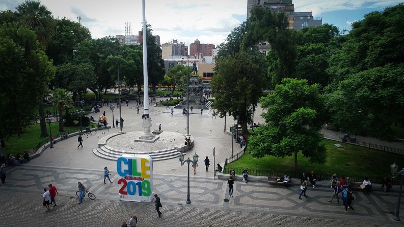 La plaza San Martín y de fondo, la estatua del libertador