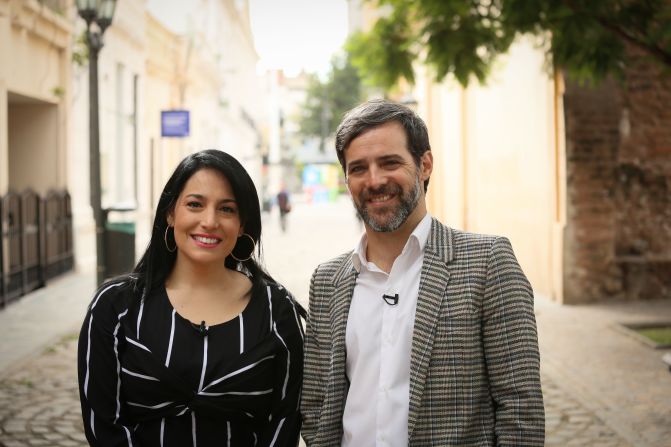 Alejandra Oraa junto al historiador Federico Sartori en la “Plazoleta del Fundador” en Córdoba, la capital