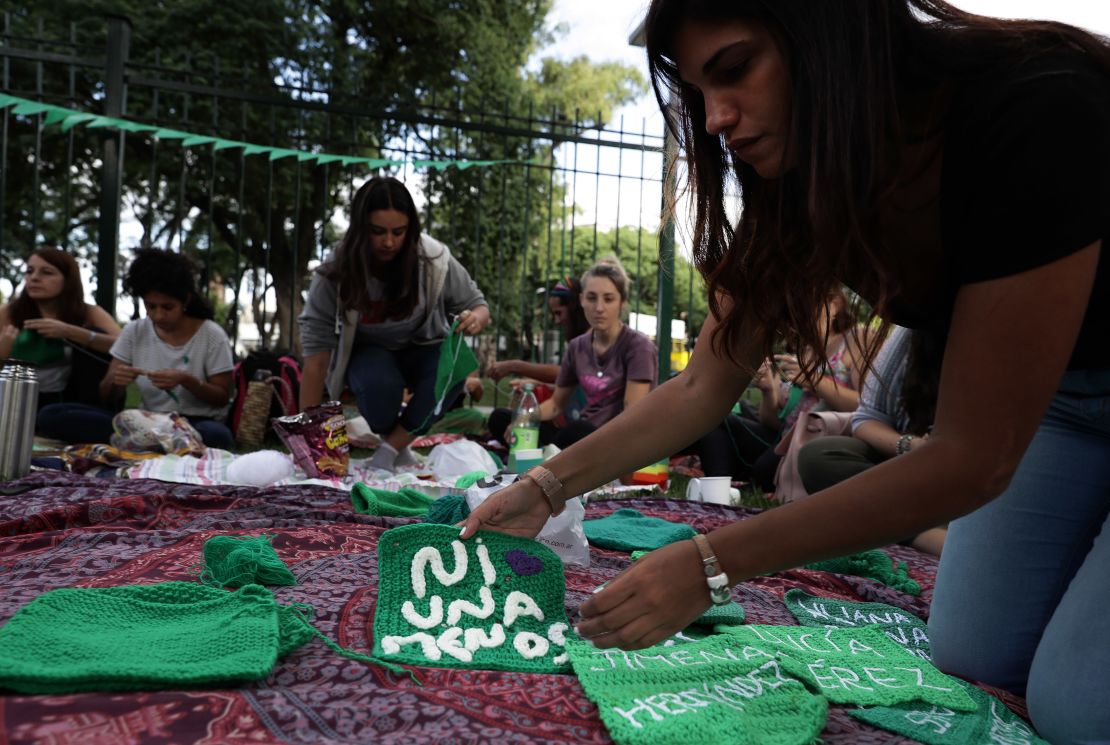 Un grupo de mujeres se reúne en Parque Patricios, Buenos Aires, para tejer partes de una bandera que se empleó en una reunión internacional de mujeres en febrero de este año. Los paños muestran los nombres de las víctimas de feminicidios, consignas relacionadas con el movimiento "Ni una menos" y el símbolo de la organización argentina de derechos humanos Madres de Plaza de Mayo, el pañuelo blanco.