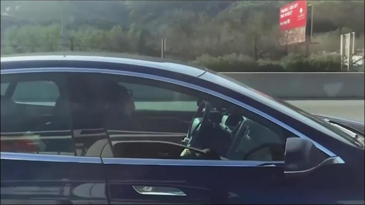 CNNE 623385 - conductor duerme mientras su tesla avanza en una autopista