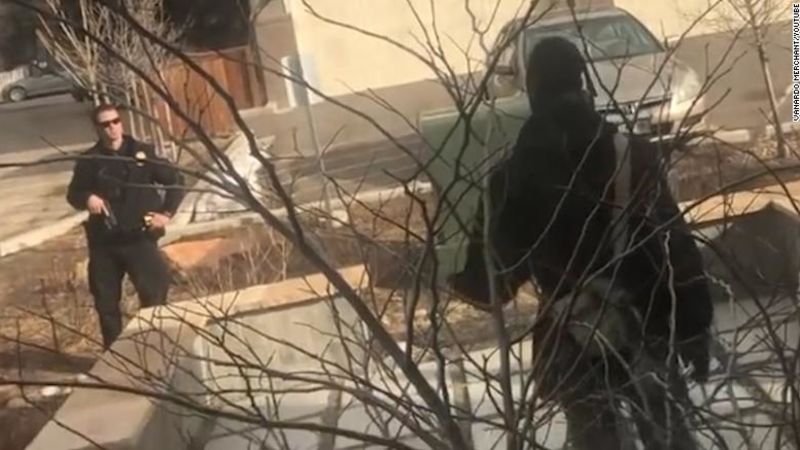 Un policía sacó un arma frente a un hombre negro que recogía basura en su propiedad | cnn
