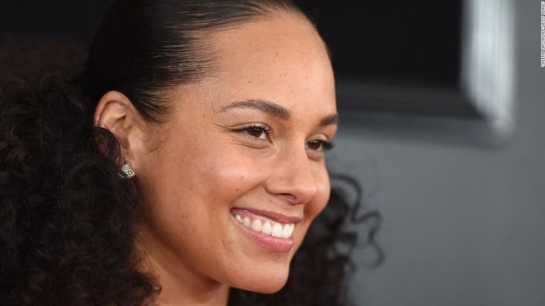 Alicia Keys, cantante y compositora estadounidense — "Porque ya no quiero seguir ocultándome. Ni (ocultar) mi rostro, ni mi mente, ni mi alma, ni mis pensamientos, ni mis sueños, ni mis luchas, ni mi crecimiento emocional. Nada".