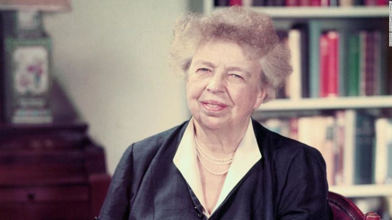 Eleanor Roosevelt, ex primera dama de Estados Unidos (1933-1945) — "Las mujeres son como bolsas de té. No conocemos nuestra fuerza hasta que estamos en el agua caliente".