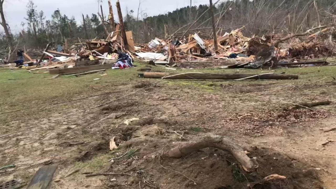 CNNE 623584 - la destruccion que dejaron los tornados en alabama