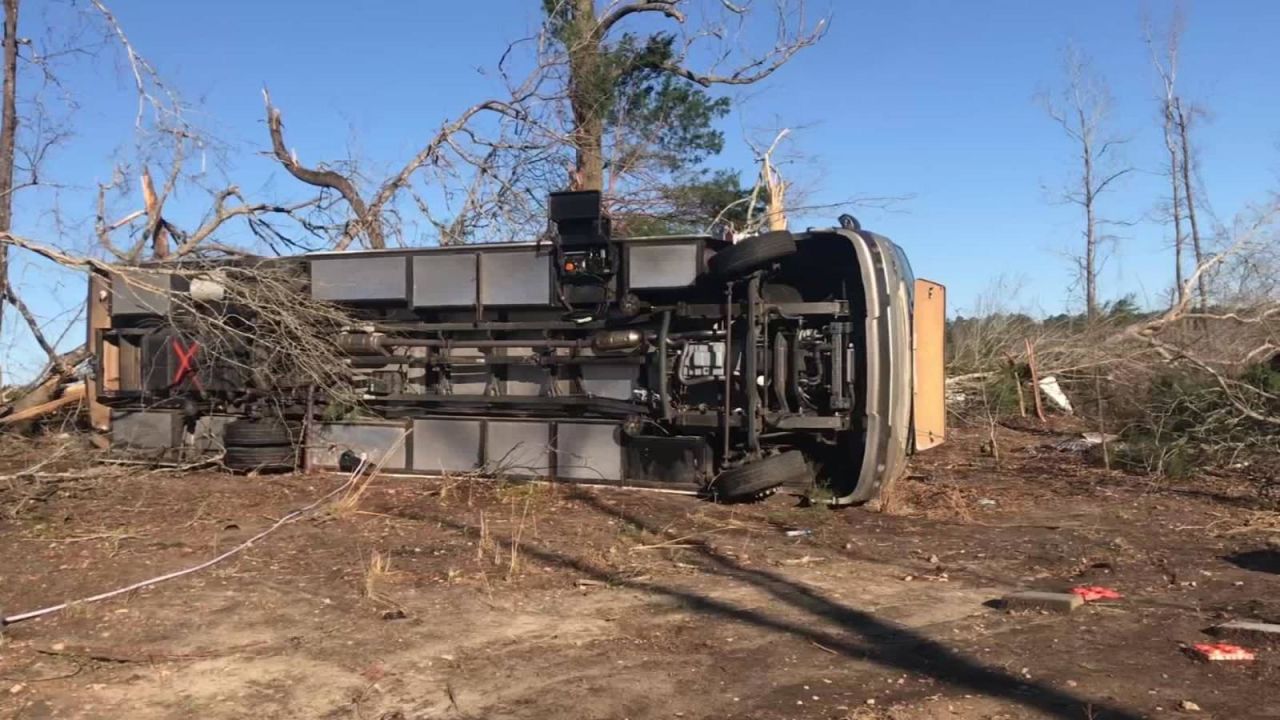 CNNE 623586 - tornado en alabama volteo hasta autobuses