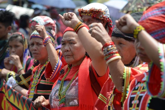 En Corea del Sur las mujeres se vistieron como brujas sosteniendo pancartas apoyando el feminismo en Seúl, para conmemorar el Día Internacional de la Mujer.