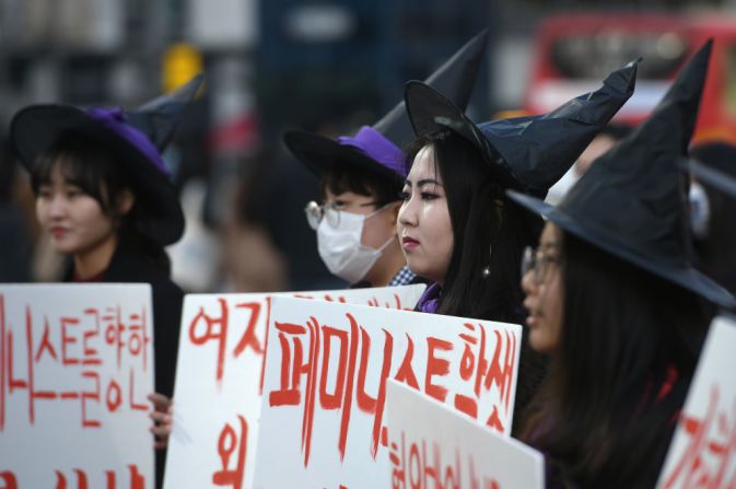 En Corea del Sur las mujeres se vistieron como brujas sosteniendo pancartas apoyando el feminismo en Seúl, para conmemorar el Día Internacional de la Mujer.