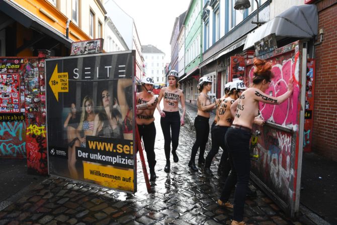 TEn Berlín, Alemania, un grupo de mujeres de Femen salieron a manifestarse semidesnudas y tumbaron una puerta que impide echar un vistazo a Herbertstrasse, una calle con burdeles reservada solo para hombres.