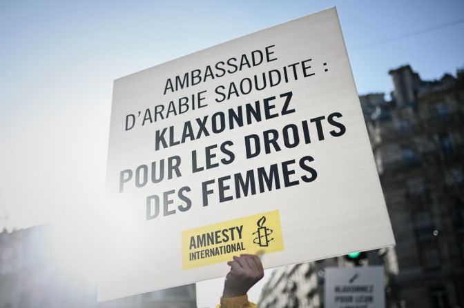 En Francia hubo una manifestación frente a la Embajada de Arabia Saudita en París. Un cartel dice: "Haga sonar el claxon por los derechos de las mujeres", frente a la sede diplomática saudí.