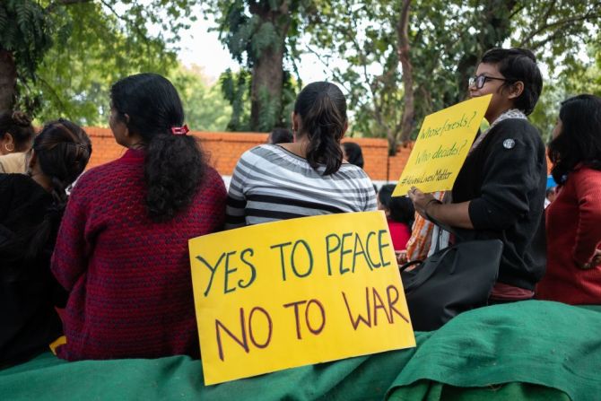 En Nueva Dehli las mujeres marcharon pidiendo la paz y rechazando la guerra.