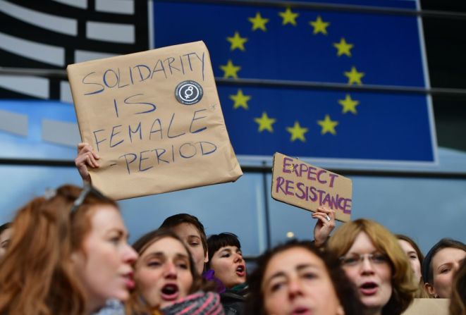 En Bélgica, dos mujeres sostienen pancartas que dicen "Solidaridad es el periodo femenino", y "Esperen resistencia", mientras las mujeres del Parlamento Europeo protestaban en la entrada principal de esa institución.