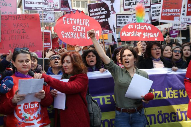 Un grupo de mujeres encabeza una manifestación en Ankara, Turquía, por el Día Internacional de la Mujer.