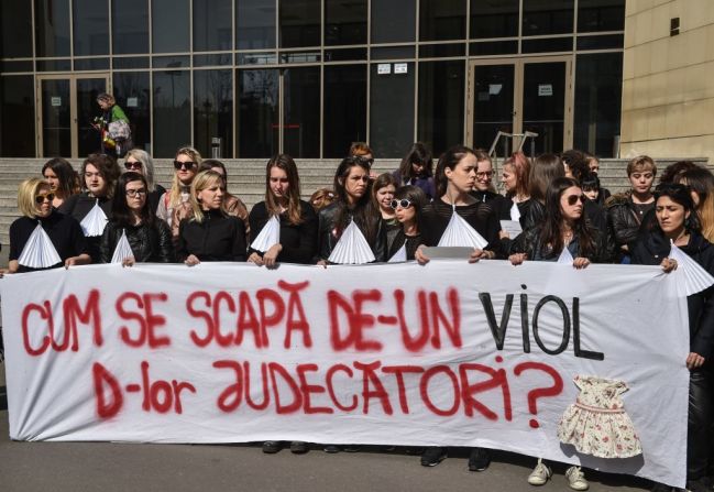 En Rumania, mujeres sostienen una pancarta que dice "¿Cómo nos libramos de las violaciones, jueces?", frente a la Corte de Bucarest. Ellas protestan contra los abusos sexuales y violaciones, y la violencia normalizada contra niñas y mujeres.