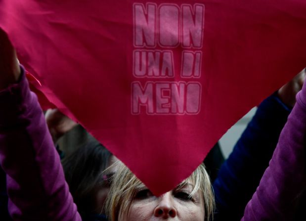 En Roma, Italia, mujeres del movimiento "Non Una Meno" (Ni una menos) protestaron frente al Ministerio de Trabajo por varios casos que incluyen violencia de hombres contra mujeres, discriminación de género y acoso sexual en los lugares de trabajo.  (Photo credit should read FILIPPO MONTEFORTE/AFP/Getty Images).