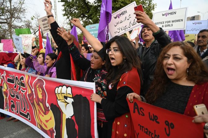 Activistas pakistaníes en las calles de Islamabad durante las marchas del Día Internacional de la Mujer 2019.