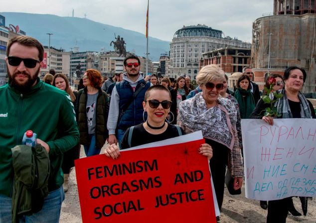 En Skopie, Macedonia, las manifestantes sostienen una pancarta que dice "Feminismo, orgasmos y justicia social" durante una marcha por los derechos de las mujeres y la igualdad de género en el Día Internacional de la Mujer.