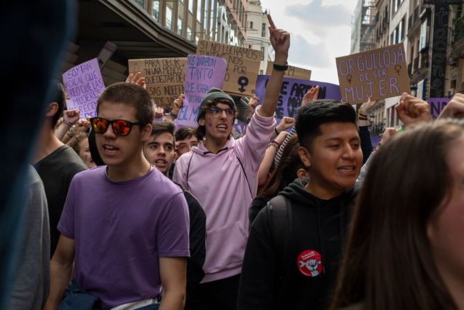 En Madrid, España, hombres se unieron a la marcha estudiantil por las mujeres el 8 de marzo.