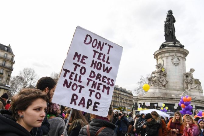 En París, Francia, las mujeres piden que no les digan cómo vestirse, sino que les digan a los hombres que no las violen.