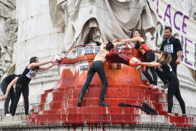 Activistas lanzan pintura roja una contra otra para protestar contra la pornografía en la Place de la République en París, Francia, el 8 de marzo de 2019.