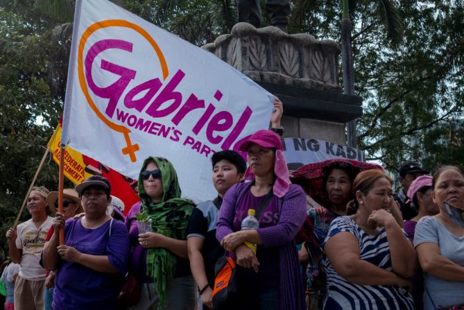 En Manila, Filipinas, las mujeres se tomaron las calles para protestar por la evidente misiginia del presidente Rodrigo Duterte y la brutal guerra contra las drogas en este país, que ha llevado al asesinato de muchas mujeres así como violaciones de derechos humanos.