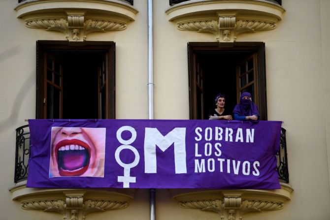 En España un cartel que dice "Sobran los motivos" se ve en un edificio de Madrid, mientras sindicatos, asociaciones feministas y partidos de izquierda llamaron a un paro laboral de dos horas el Día de la Mujer.