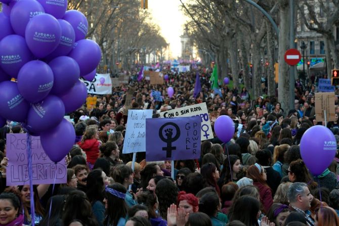 Las mujeres de varios países alrededor del mundo salieron a manifestarse este 8 de marzo, cuando se celebra el Día Internacional de la Mujer. En esta foto aparecen las manifestaciones en Barcelona, España.