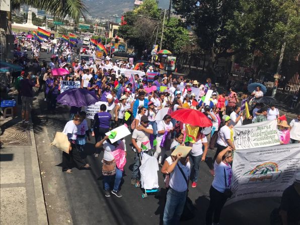 En El Salvador, uno de los países donde están las leyes más fuertes contra el aborto, miles salieron a marchar el Día Internacional de la Mujer.