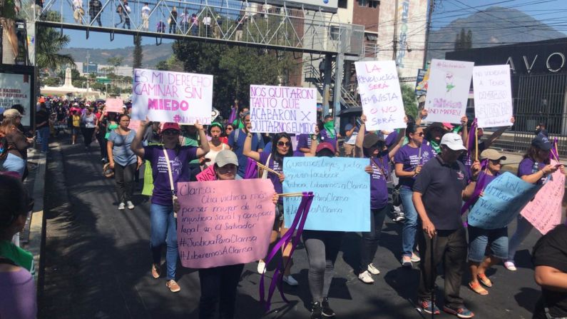 En San Salvador las mujeres piden justicia social y acabar contra la corrupción durante las marchas del 8 de marzo.