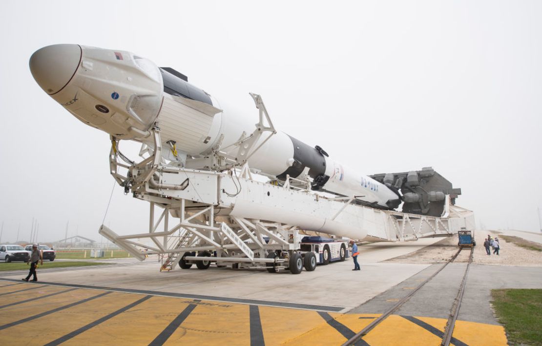 Un cohete SpaceX Falcon 9 con la nave espacial Crew Dragon de la compañía a bordo (Joel Kowsky / NASA a través de Getty Images).