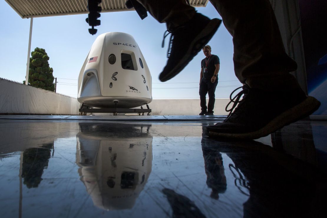 Una maqueta de la nave espacial Crew Dragon se ve durante un recorrido de medios de la sede de SpaceX y la fábrica de cohetes el 13 de agosto de 2018 en Hawthorne, California (David McNew / Getty Images).