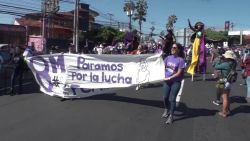 CNNE 623878 - mujeres en el salvador exigen respeto a sus derechos