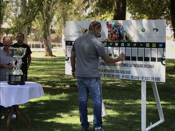 Uno a uno fueron saliendo los nombres y ubicándose los caballos en el partidor de la mano de jinetes, entrenadores y criadores.