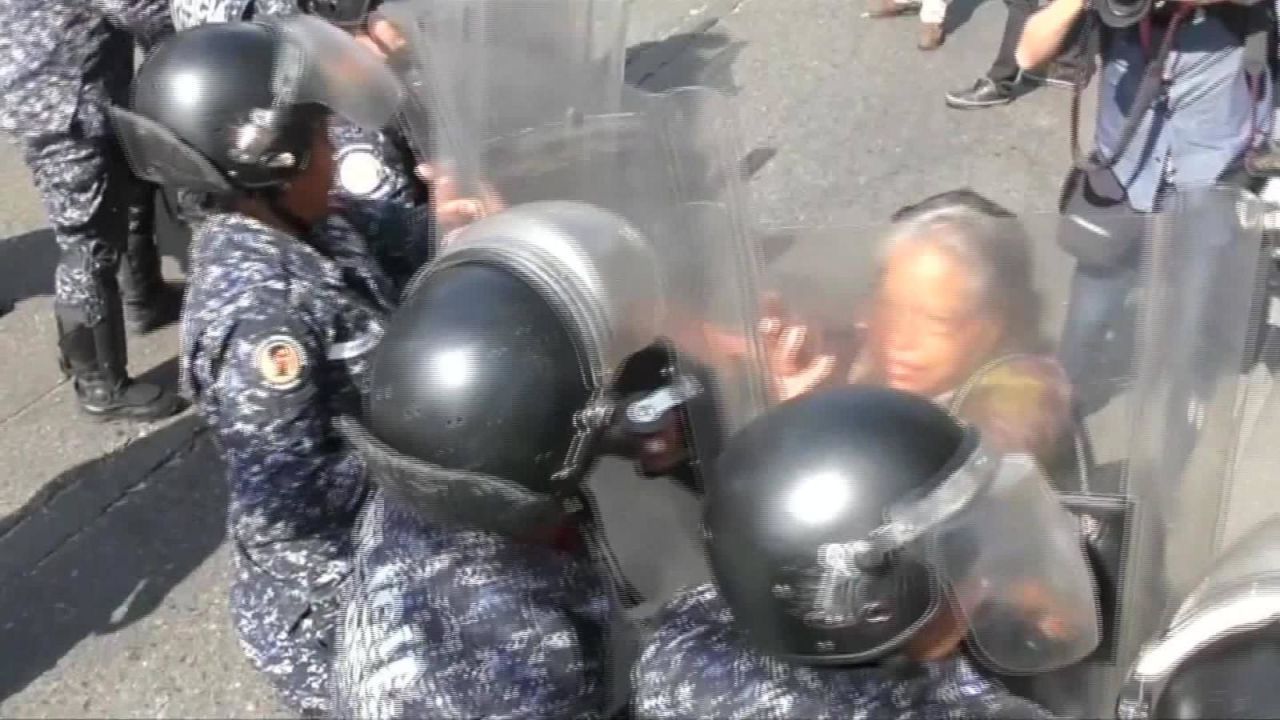 CNNE 624048 - venezuela- oposicion choca con policia durante protestas