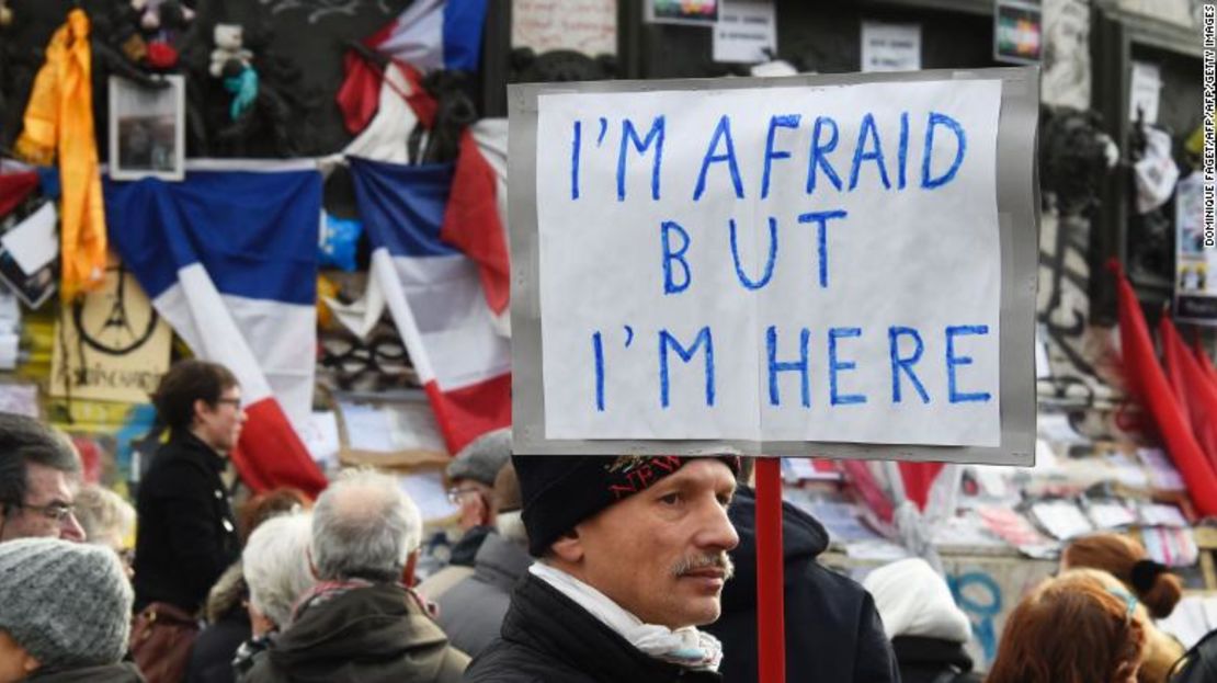 El antisemitismo ha aumentado en los últimos años en Francia. Un hombre sostiene un cartel que dice "Tengo miedo pero estoy aquí" durante una manifestación en la Place de la Republique, el 10 de enero de 2016 en París.