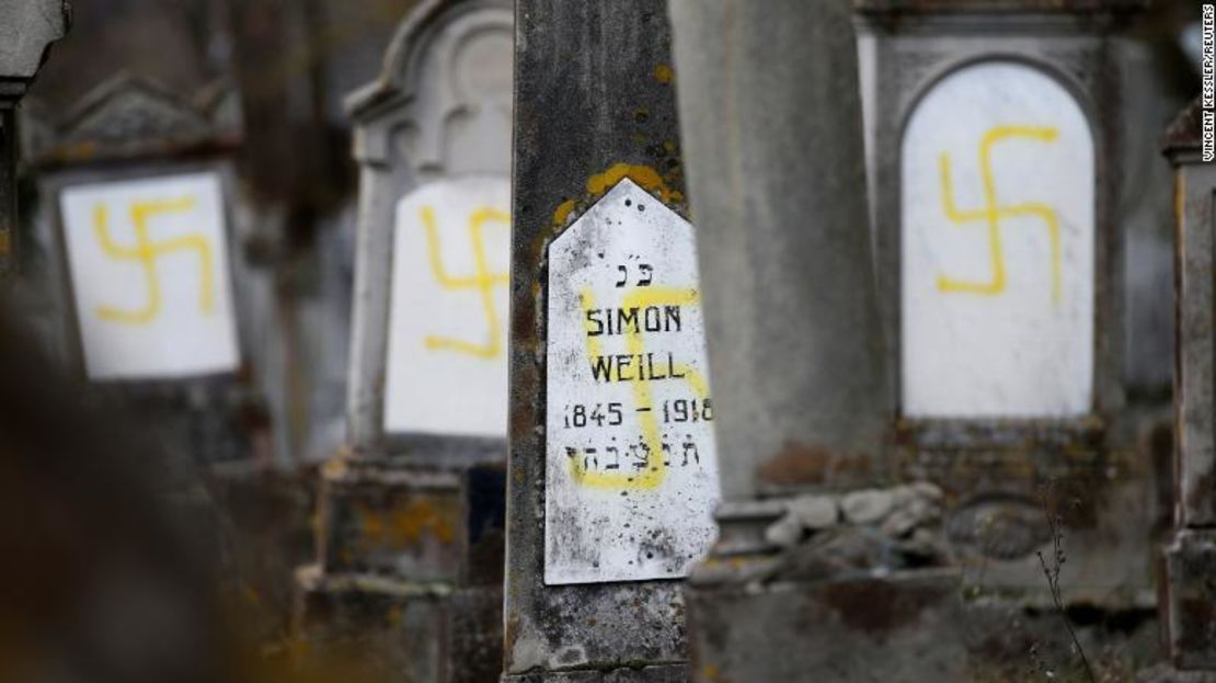 Las tumbas en el cementerio judío de Quatzenheim, cerca de Estrasburgo, Francia, han sido profanadas.