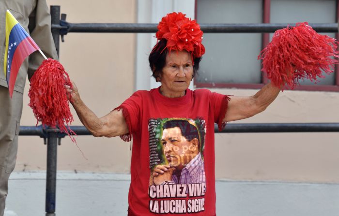 Una asistente a la manifestación a favor de Nicolás Maduro viste una camiseta con una imagen recurrente en el evento: el rostro de Hugo Chávez.