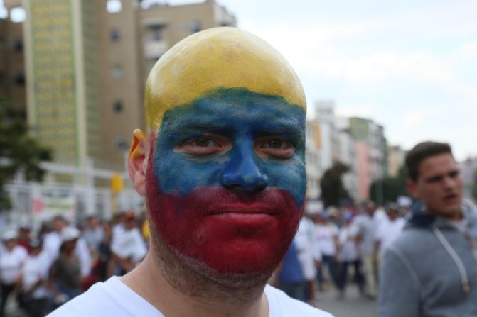 No solo camisetas de Veezuela y gorras, algunos, como este señor, optaron por pintarse el rostro con los colores de la bandera de Venezuela.